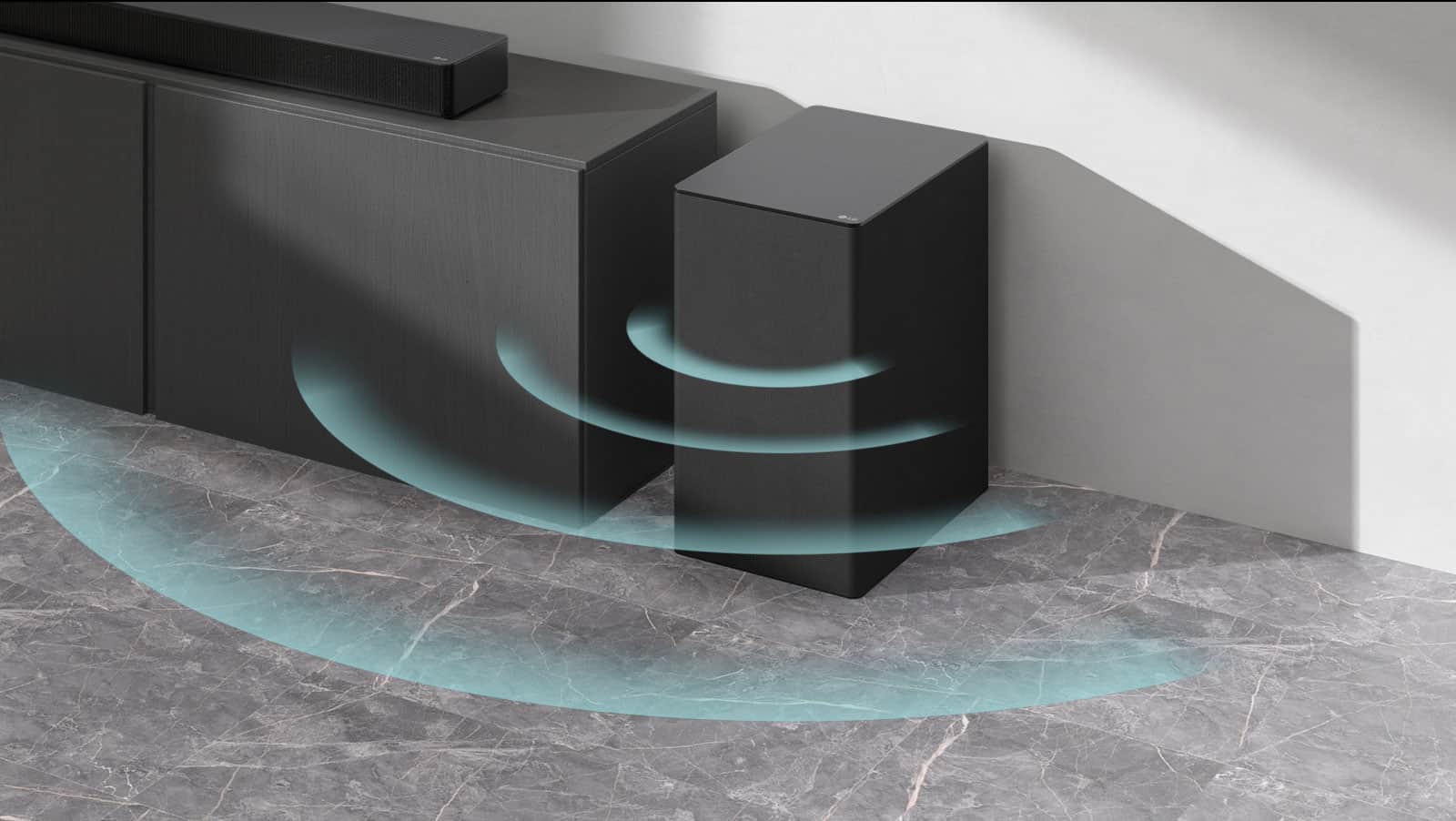 Soundbar stoi na szafce. Obok na podłodze stoi bezprzewodowy subwoofer. Z subwoofera wydobywają się niebieskie fale dźwiękowe.
