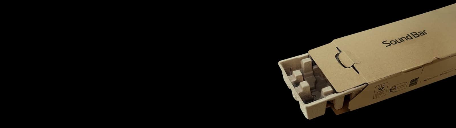 Po prawej stronie obrazu znajduje się pudełko soundbara, które jest otwarte, aby ukazać materiał wypełniający wykonany z masy papierowej z recyklingu.