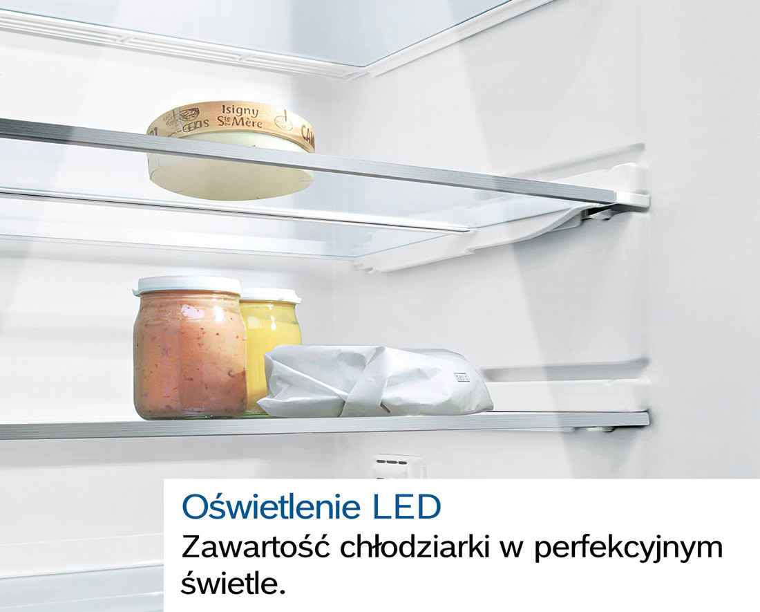 Otwarta chłodziarka z oświetleniem LED u góry, które rozświetla wnętrze lodówki.