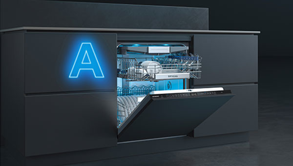 Otwarta zmywarka Siemens w zabudowie z niebieską ikoną litery A symbolizującą klasę energetyczną.