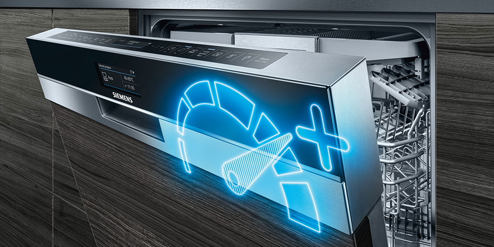 Zmywarka Siemens z otwartymi drzwiami i podświetloną ikoną trybu szybkiego na panelu.