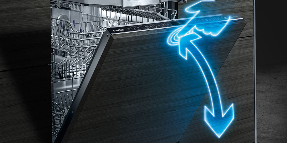 Zmywarka Siemens z otwartymi drzwiami i podświetloną ikoną asystenta otwierania.