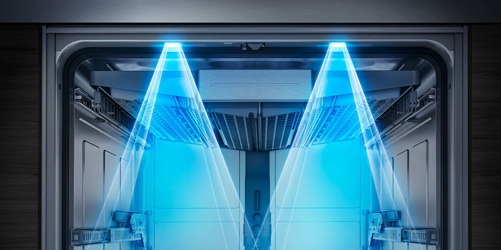 Wnętrze zmywarki z niebieskim podświetleniem i dwiema wiązkami światła LED.