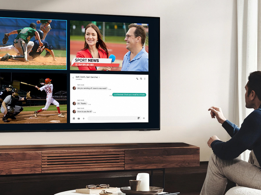Mężczyzna oglądający sport na  Samsung NEO QLED. QN800BTXXH