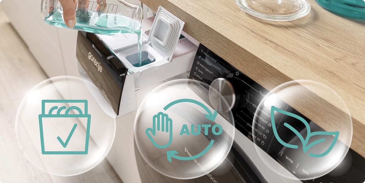 Image: Dłoń nalewająca płyn do dozownika w pralce Gorenje i 3 ikony funkcji: łatwe czyszczenie, automatyczne dozowanie oraz ekologia i oszczędność Dłoń nalewająca płyn do dozownika w pralce Gorenje i 3 ikony funkcji: łatwe czyszczenie, automatyczne dozowanie oraz ekologia i oszczędność
