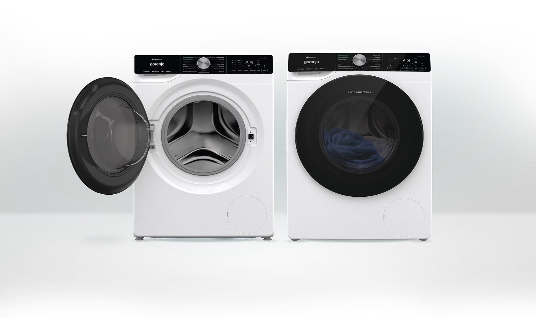 Image: Dwie pralki Gorenje stojące obok siebie, po lewej z otwartymi drzwiami, po prawej z zamkniętymi Dwie pralki Gorenje stojące obok siebie, po lewej z otwartymi drzwiami, po prawej z zamkniętymi