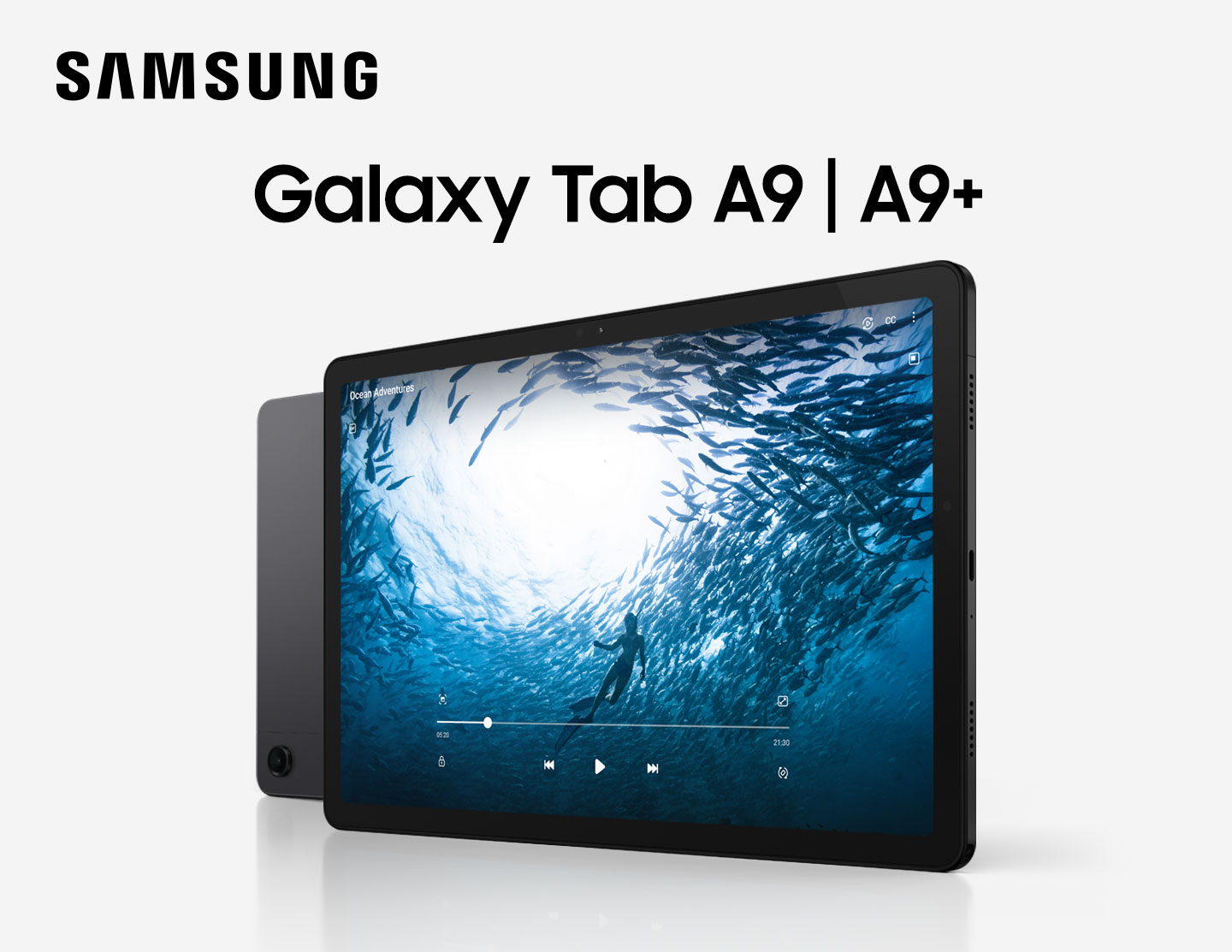 Dwa urządzenia Galaxy Tab A9+ są ustawione w poziomej linii. Jedno urządzenie stoi tyłem, a jedno najbardziej z prawej pokazuje ekran. Od lewej do prawej, kolor urządzeń to Srebrny i Grafitowy, pozostałe są Granatowe. Urządzenie po prawej wyświetla wideo o tytule Ocean Adventures, człowiek pływa w oceanie, otoczony rybami. 
