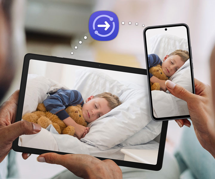 Para trzyma w rękach Galaxy Tab A9+ i smartfon Galaxy, oba urządzenia wyświetlają to samo zdjęcie śpiącego dziecka. Nad urządzeniami jest kropkowana linia, która łączy urządzania, z ikoną Quick Share na środku, aby zobrazować funkcję dzielenia się plikami.