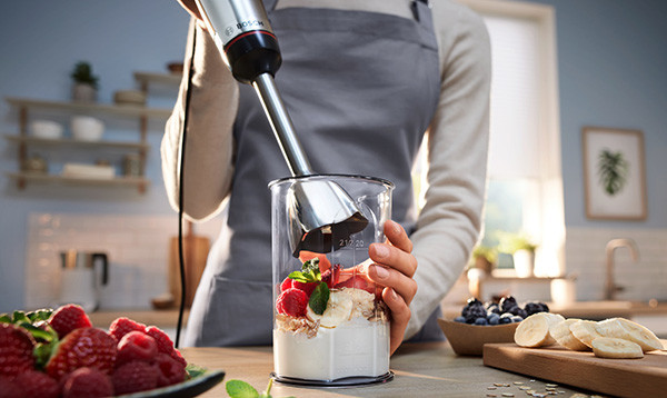 Praktyczny pojemnik do odmierzania i miksowania małych ilości składników