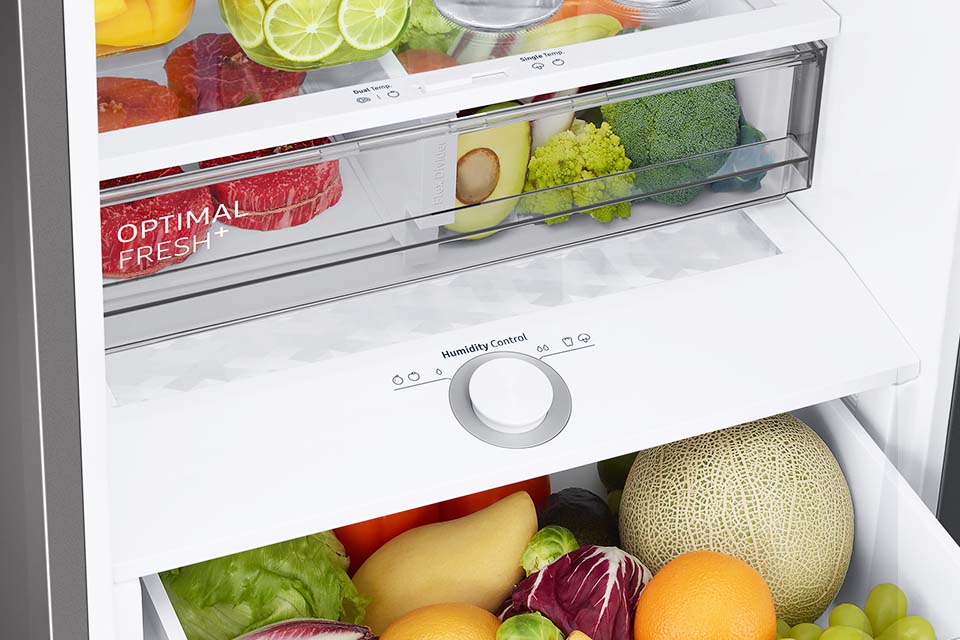 Na zdjęciu widać produkty ułożone w podzielonej separatorem komorze Optimal Fresh + 