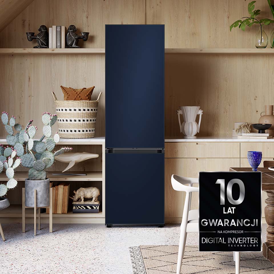 Zdjęcie lodówki Samsung BESPOKE w kolorze satynowego beżu opatrzono informacją o dziesięcioletniej gwarancji na kompresor Digital Inverter