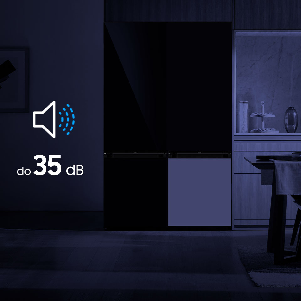 Nocne zdjęcie kuchni ilustruje cichą, niemal niezauważalną pracę lodówki Samsung BESPOKE RB38A7B6CAP/EF, na poziomie zaledwie 35 decybeli