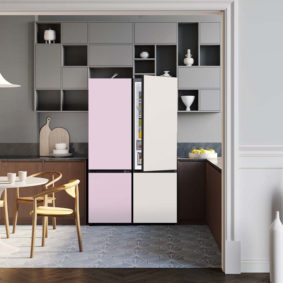 Zdjęcie przedstawia przykładową konfigurację dwumodułowej lodówki Samsung BESPOKE z panelami w kolorach alabastrowej bieli i kremowej lawendy w minimalistycznym wnętrzu w stylu skandynawskim