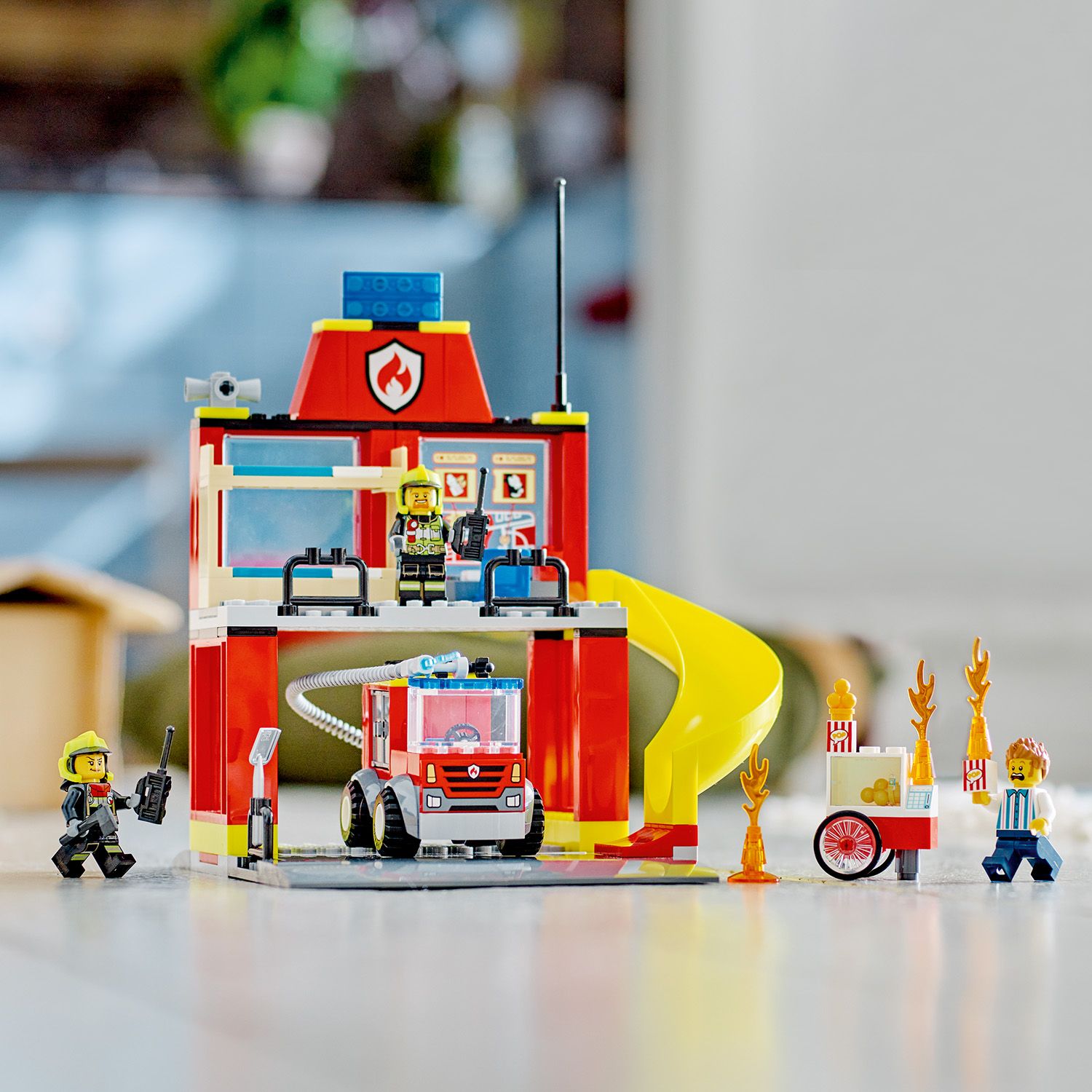 W zestawie są minifigurki sprzedawcy i dwóch strażaków