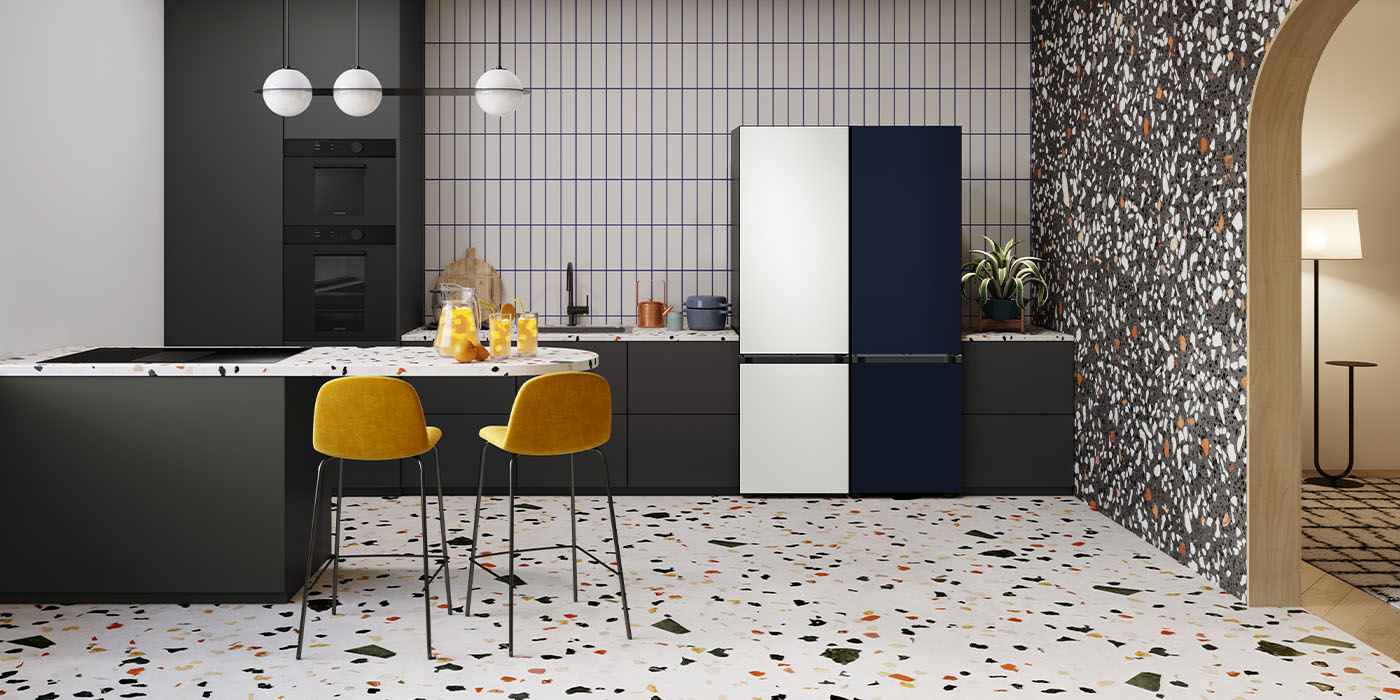 zdjęcie na którym styl retro kuchni miesza się z nowoczesnością, a do całości pasują urządzenia Samsung