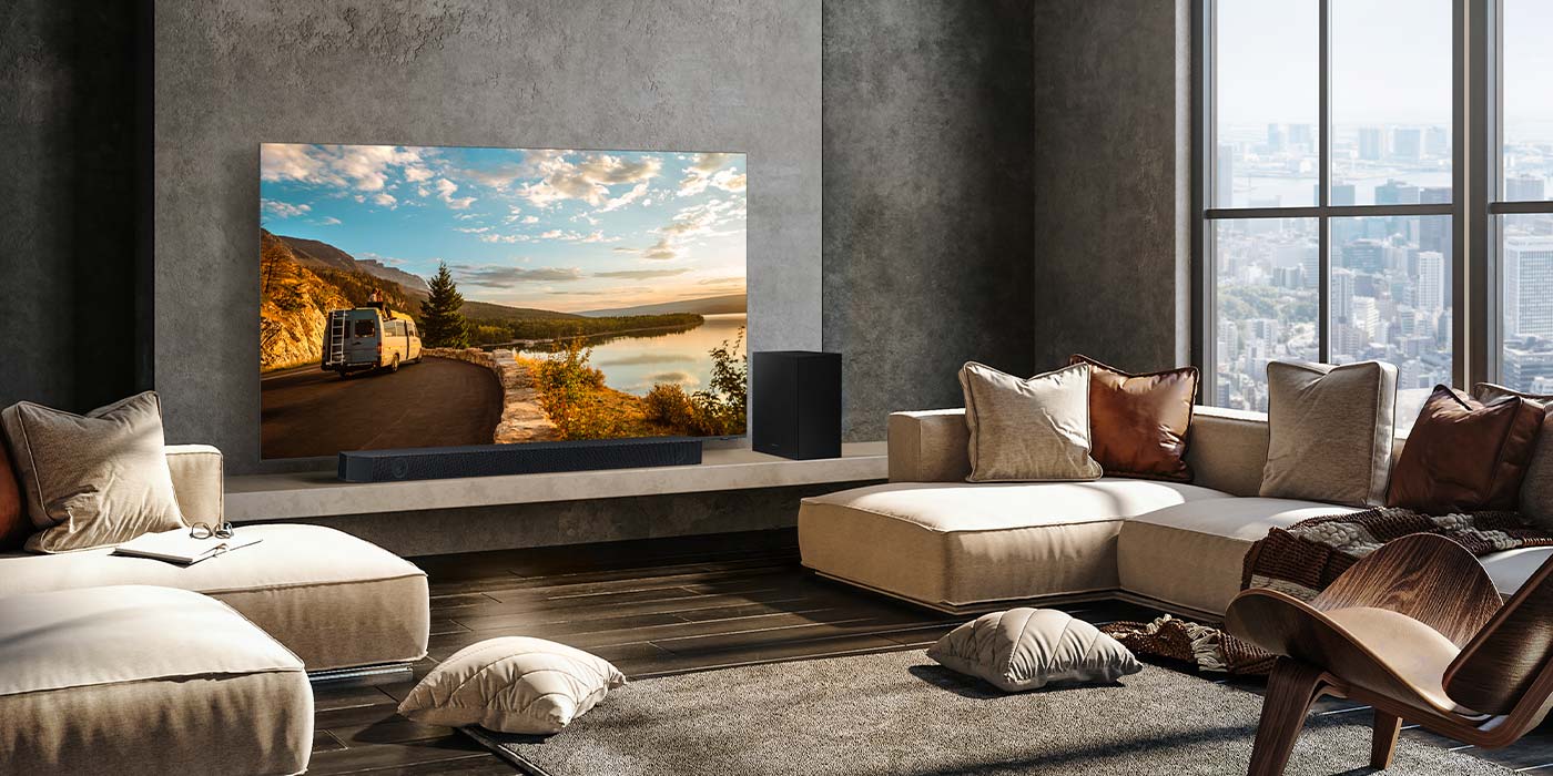 Soundbar Samsung HW-Q60C obok niego bezprzewodowy subwoofer