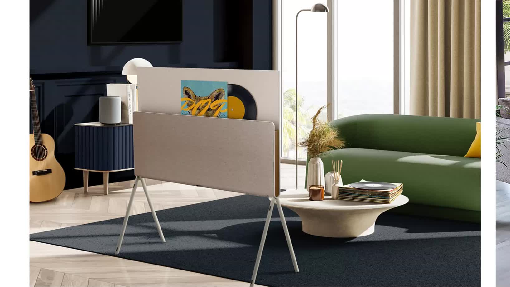 Позуйте слайд-шоу в трьох різних кімнатах. Спочатку Posé показаний ззаду з вініловою платівкою на полиці для медіа. Стоїть поруч з вініловими платівками та гітарою. Наступний слайд показує Позе ззаду з журналами про природу на полиці для медіа в кімнаті, прикрашеній рослинним мотивом. На останньому слайді Posé показано ззаду з листівками, наклейкою з номерним знаком, фотографіями та шпильками на задній панелі. Телевізор ставиться в теплу і яскраво освітлену кімнату.